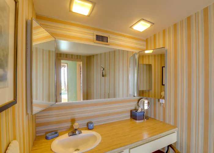 Stunning Views + Pool! Hilltop In *