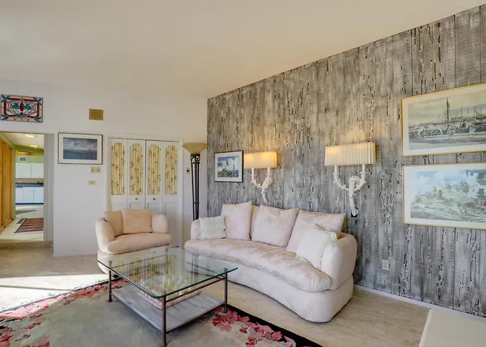 Stunning Views + Pool! Hilltop In Holiday home *